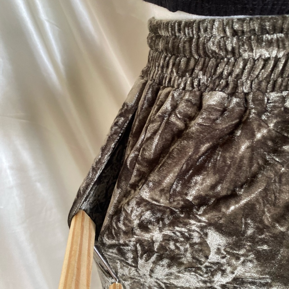 Green Olive Loose Pants - Picture 3 of 8